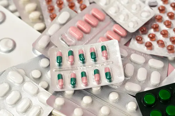 Cartelas com diferentes medicamentos em comprimidos e cápsulas